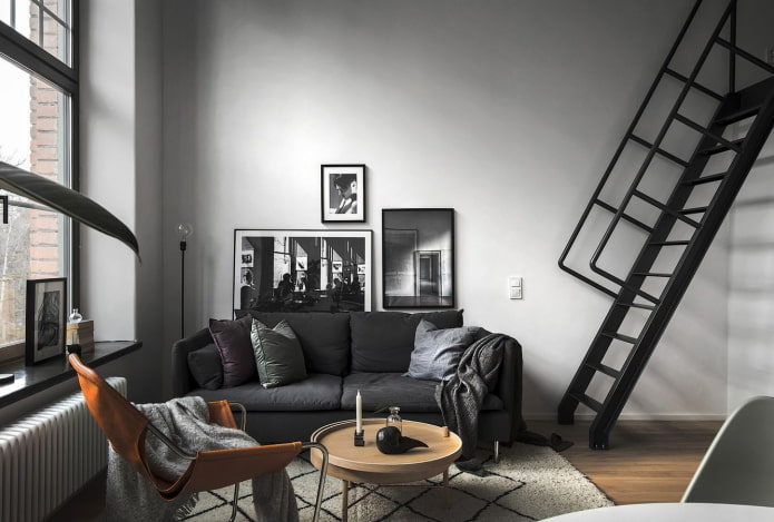 Intérieur d'un appartement à deux niveaux de style scandinave