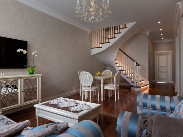 Intérieur d'un appartement à deux niveaux de style classique