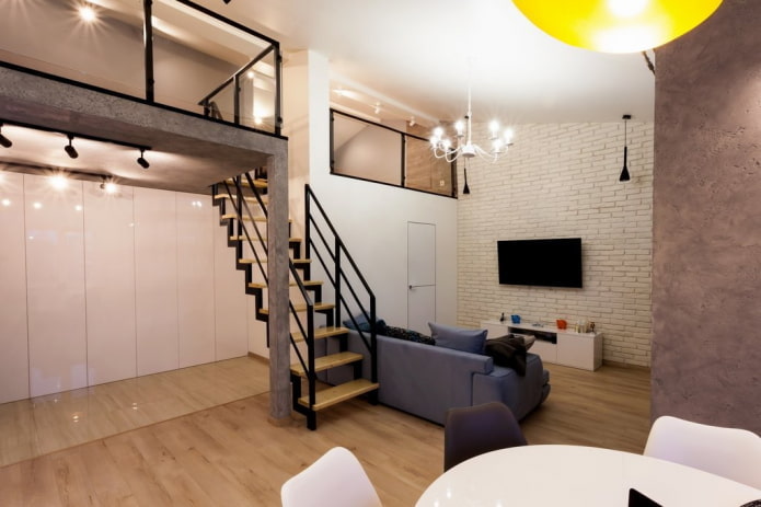 Aménagement intérieur d'un studio à deux niveaux