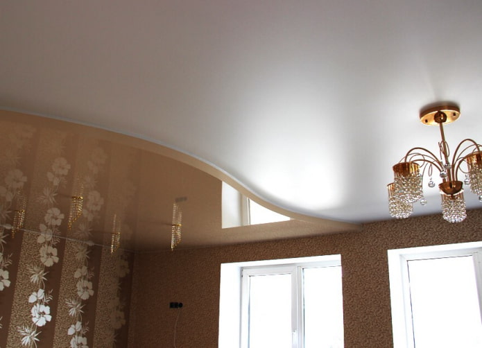 Plafond tendu blanc et beige à deux niveaux