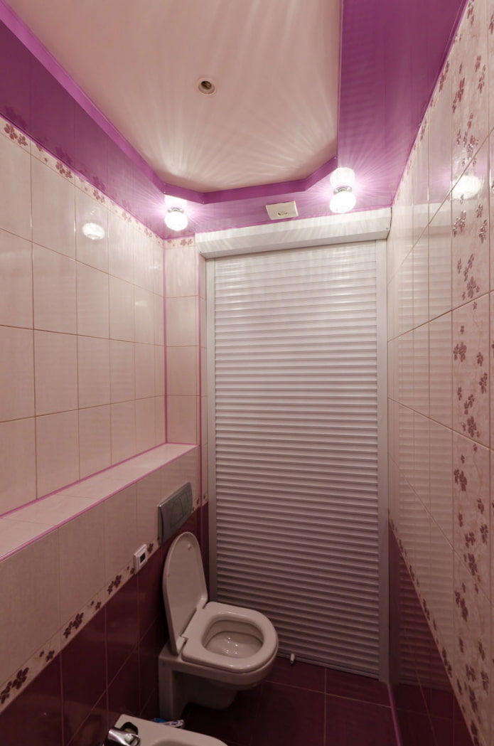Plafond tendu à deux niveaux dans les toilettes