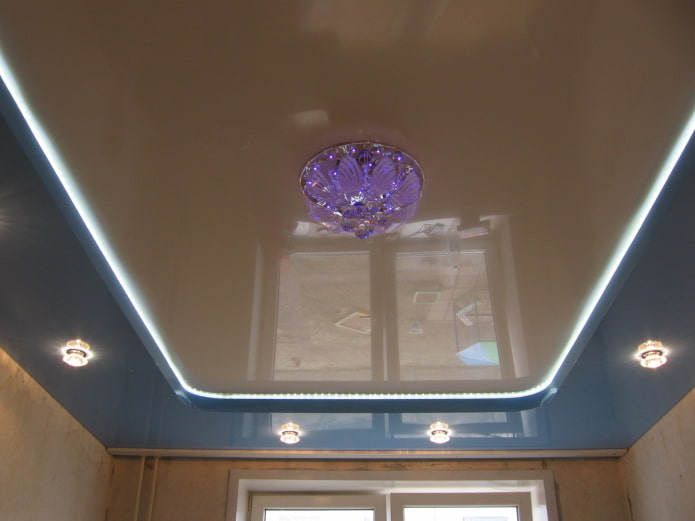 Plafond tendu à deux niveaux avec angles intérieurs arrondis