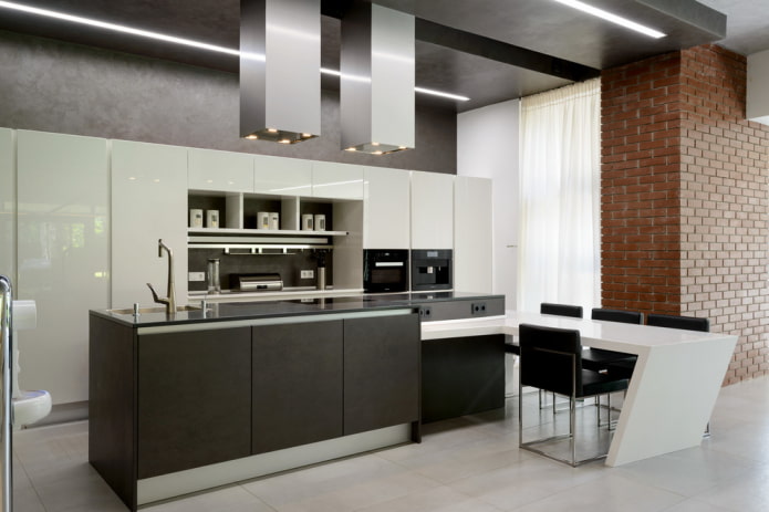 Design noir à deux niveaux dans la cuisine