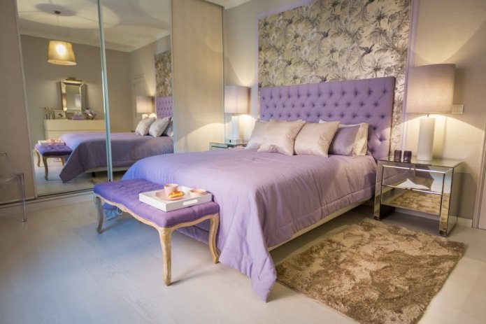 lit double lilas à l'intérieur