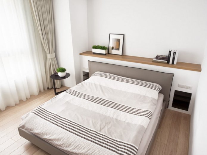 modèle double avec une étagère dans la tête de lit à l'intérieur