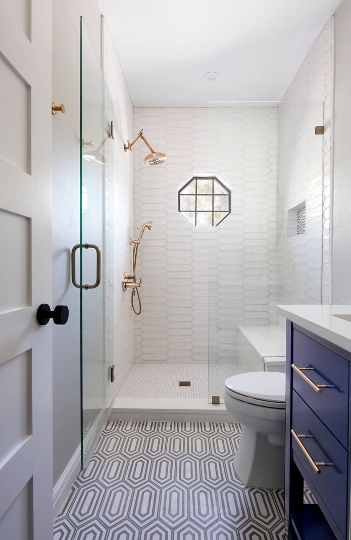 Toilettes éloignées de la douche