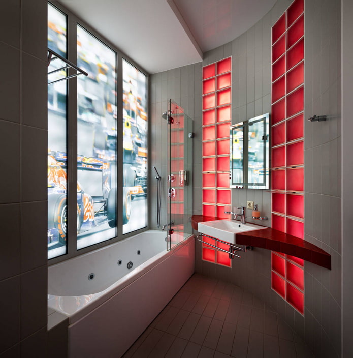 salle de bain avec une fausse fenêtre