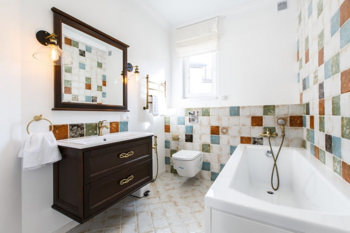 Carrelage brillant dans la salle de bain
