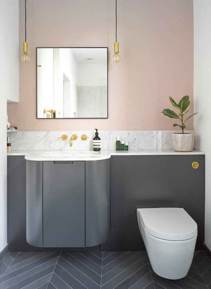 Tablier en marbre dans la salle de bain