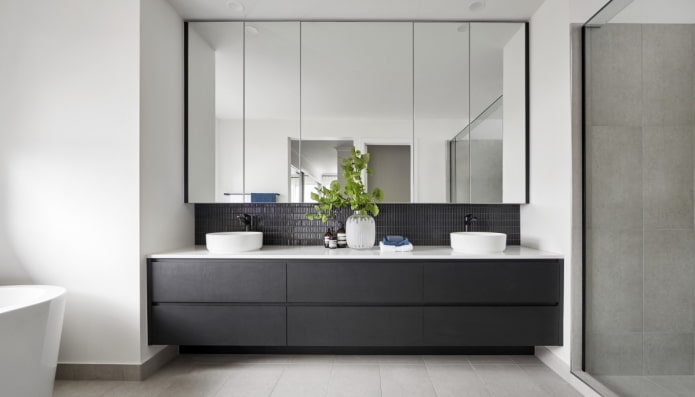 Mosaïque noire à l'intérieur
