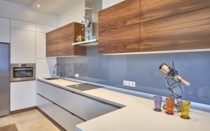 Plastique dans la finition du tablier de cuisine
