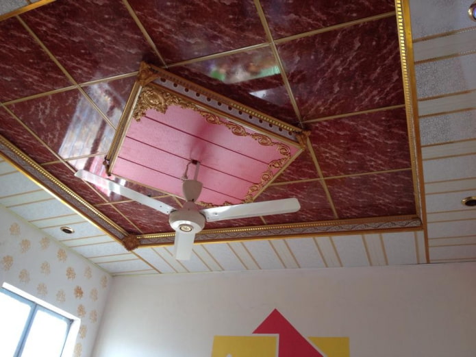 construction de plafond figuré en panneaux