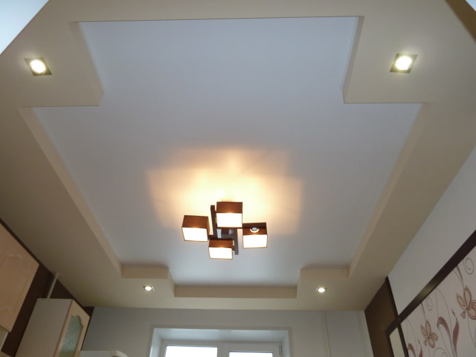 Structure de plafond figuré à deux niveaux