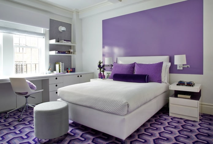 Intérieur de chambre blanc et lilas