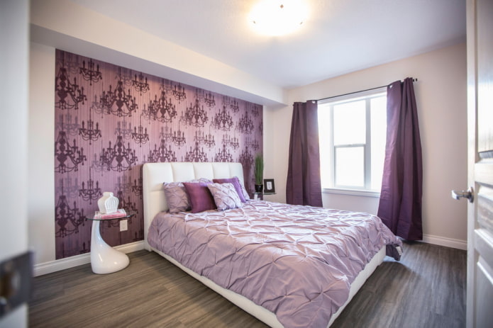 Meubles dans une chambre lilas