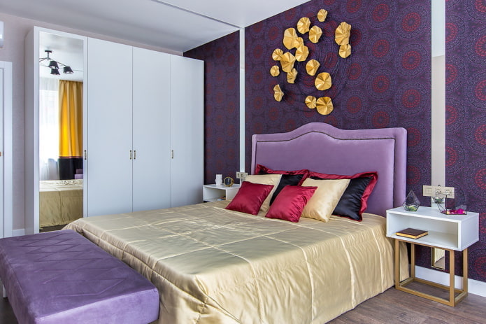 Meubles dans une chambre lilas