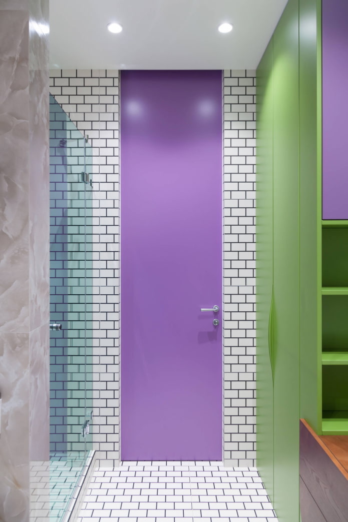 Salle de bain violette et verte