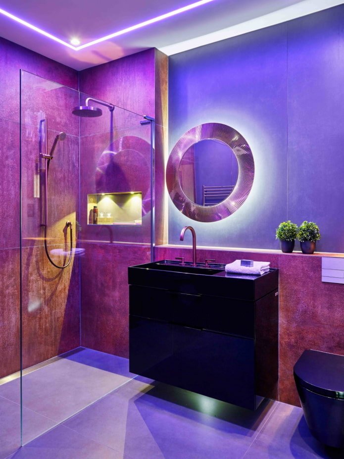 Salle de bain noire et violette avec éclairage
