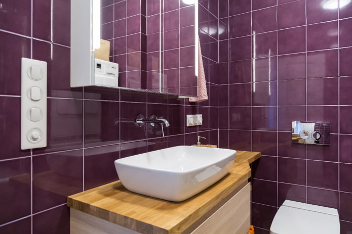 meubles en bois sur fond de carrelage violet