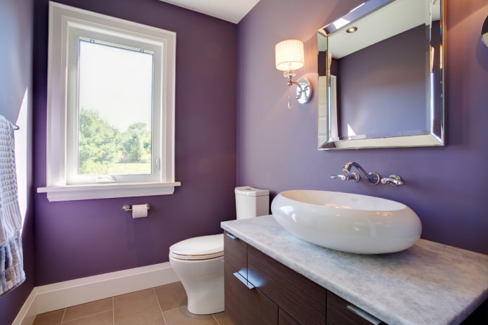 Salle de bain lavande avec lavabo ovale