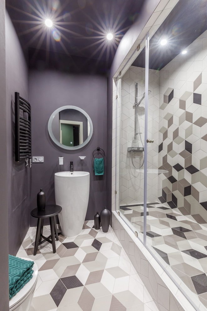 Salle de bain grise et violette