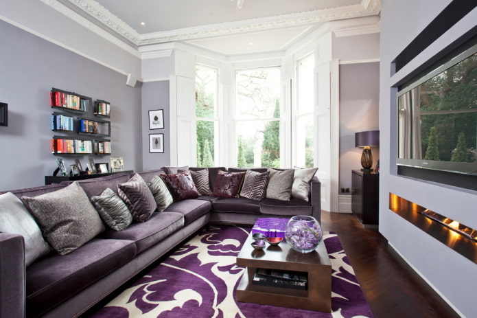 salon moderne avec un canapé violet
