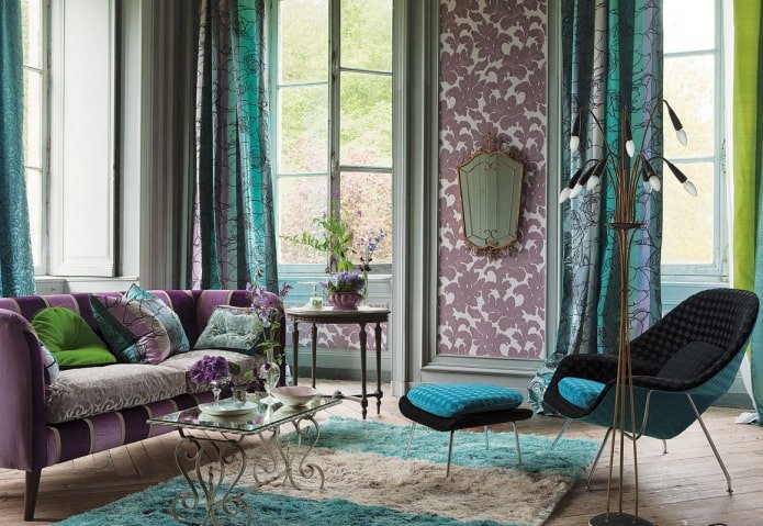 une combinaison de violet et de turquoise à l'intérieur