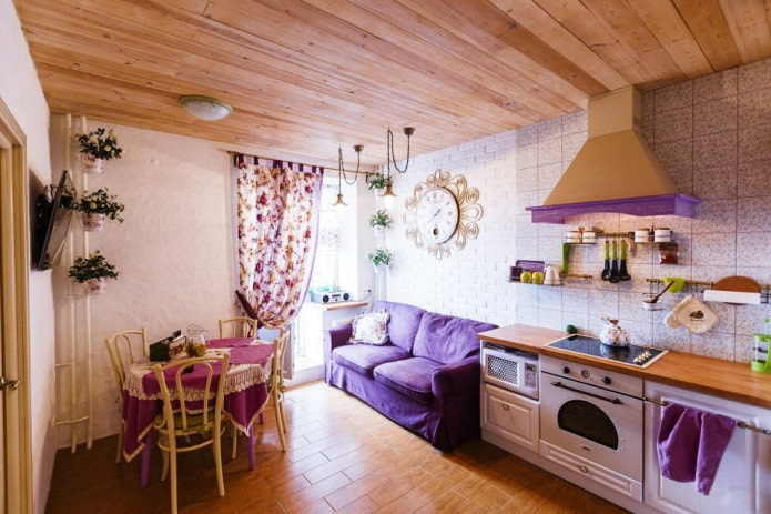 canapé compact dans des tons violets dans la cuisine