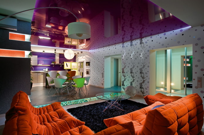 Plafond tendu violet à l'intérieur