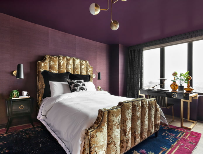 Plafond tendu en satin violet dans la chambre