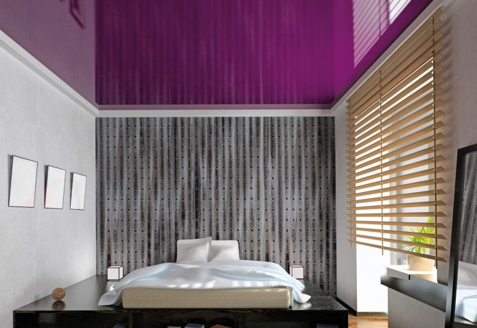 Plafond tendu violet brillant dans la chambre
