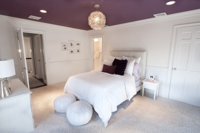Plafond violet avec murs blancs