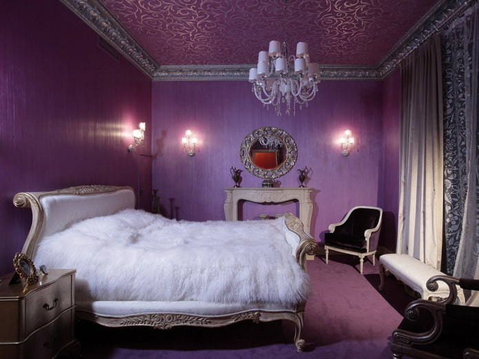 Plafond violet à motifs dans la chambre