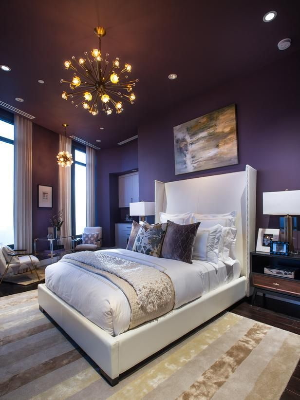 Plafond violet dans la chambre