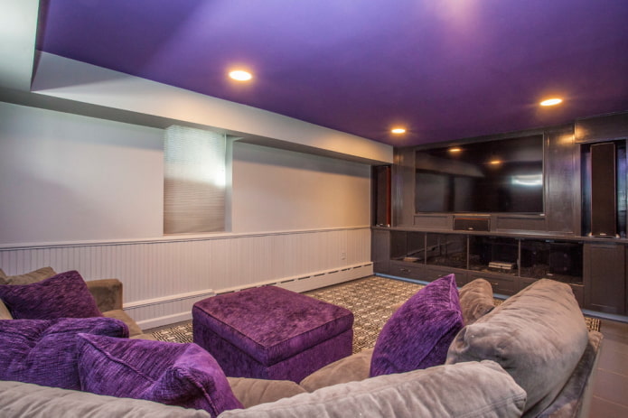 Plafond violet avec murs beiges