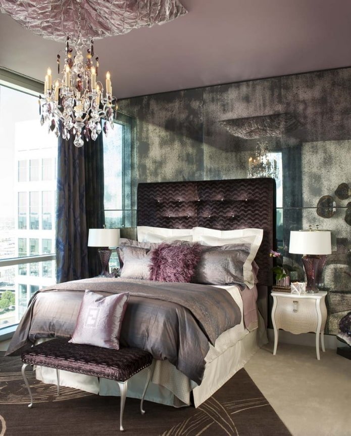 Plafond violet dans la chambre