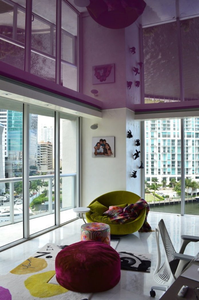 Plafond tendu violet à l'intérieur