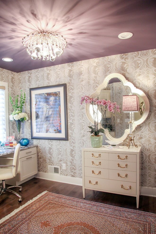 plafond violet à l'intérieur