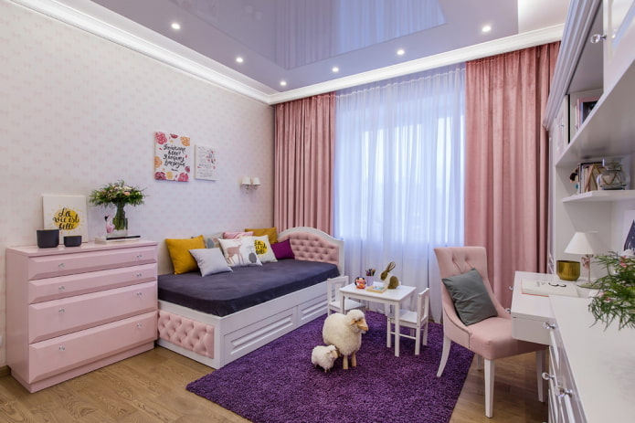 Plafond violet dans la chambre d'enfant
