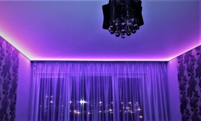 Plafond violet avec rétroéclairage