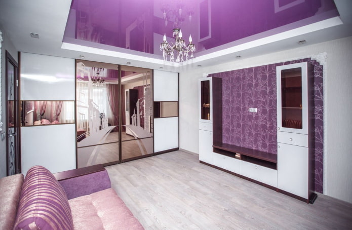 Plafond violet à deux niveaux à l'intérieur