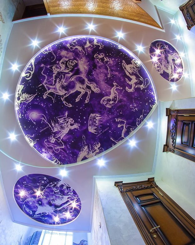 Plafond tendu violet avec motif