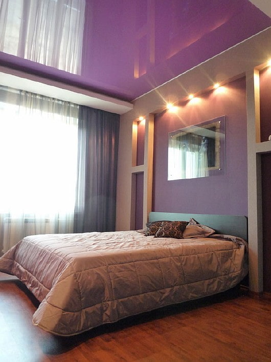 Plafond tendu violet brillant
