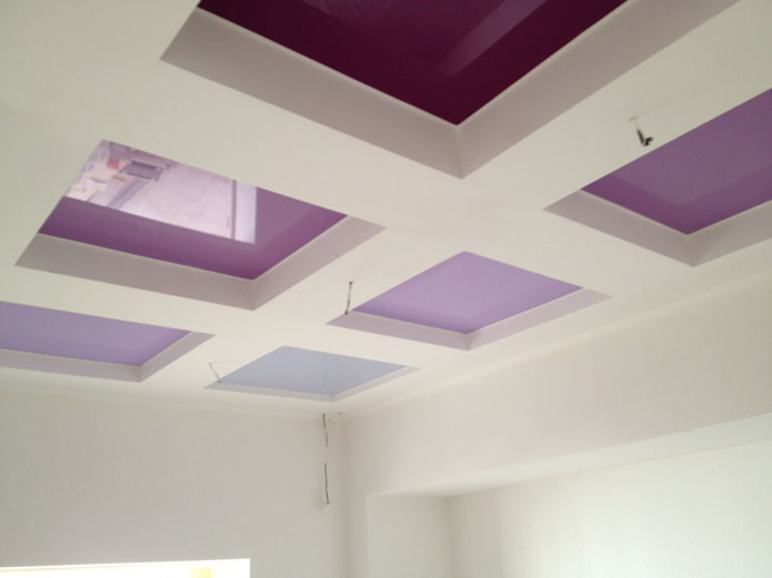 Différentes nuances de violet au plafond