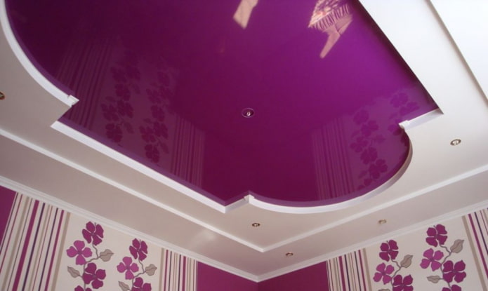Plafond violet à deux niveaux