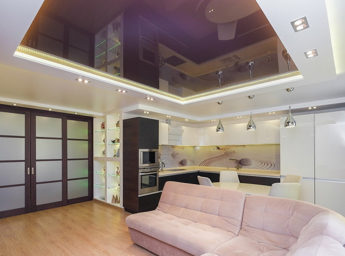 Plafond violet dans le salon