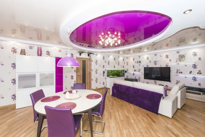 Plafond violet dans le salon