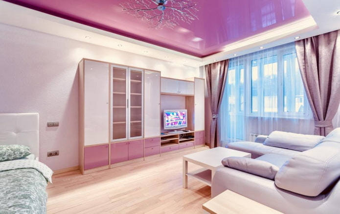 Plafond violet dans le salon