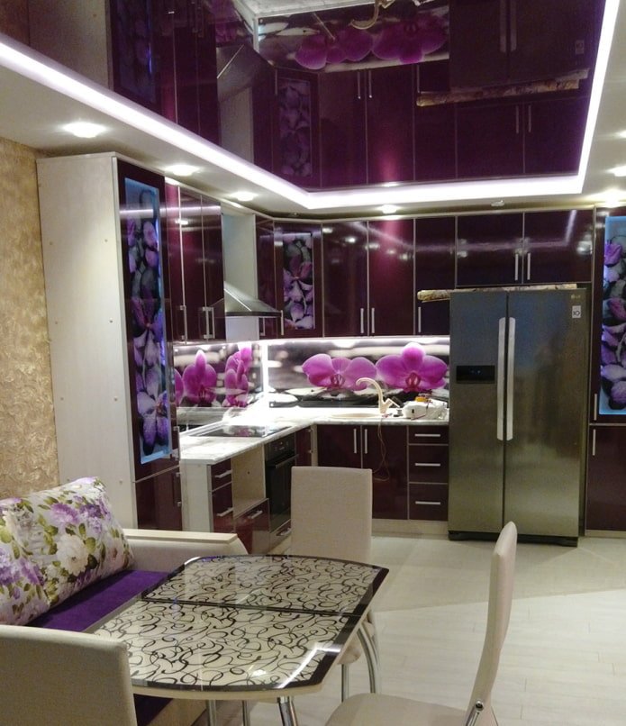 Plafond violet dans la cuisine