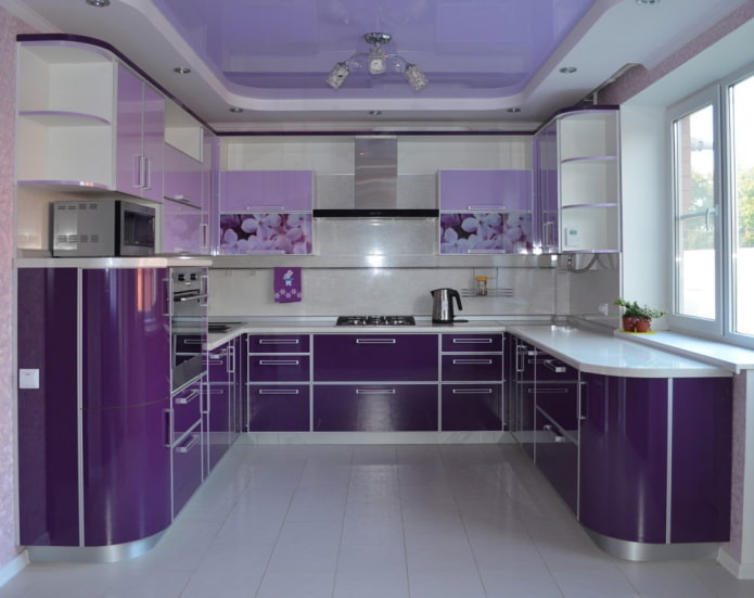 Plafond violet dans la cuisine